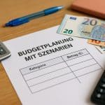 Übung Budgetplanung mit Szenarien: Verteilen Sie ein fiktives Monatsgehalt von 1.800 € auf Miete, Lebensmittel, Freizeit und Versicherungen. Lernen Sie feste und variable Kosten kennen und entdecken Sie Sparpotenziale.